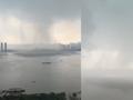 实拍!武汉暴雨来袭瞬间 雨水从远处如瀑布般“横渡”长江