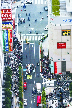 　这是8日航拍的案发现场及犯罪嫌疑人乘坐的厢式货车（白箭头所指）。新华/共同社