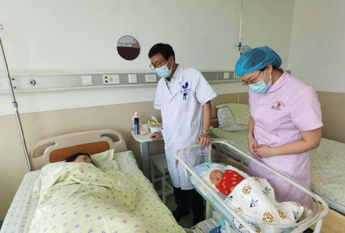 大连市妇女儿童医疗中心产科病房，医生正在对产妇和新生儿进行检查。受访者供图