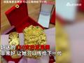 女孩结婚收到父母备的豪华嫁妆,黄金首饰摆满一桌:娘家的底气