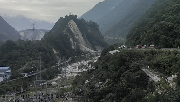 震中附近的海螺沟隧道口，道路出现垮塌。摄影/刘国庆