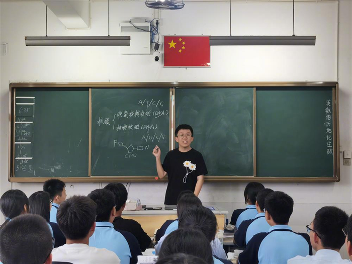 尤凡正在给学生们上课。 受访者 供图