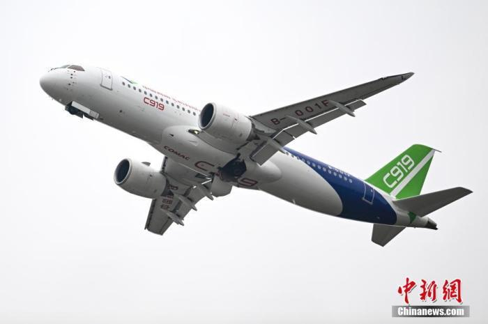 　　C919大型客机在十四届中国国际航空航天博览会开幕式进行飞行表演，这也是C919大型客机首次在国际航展进行飞行表演。&nbsp;中新社记者 陈骥旻 摄