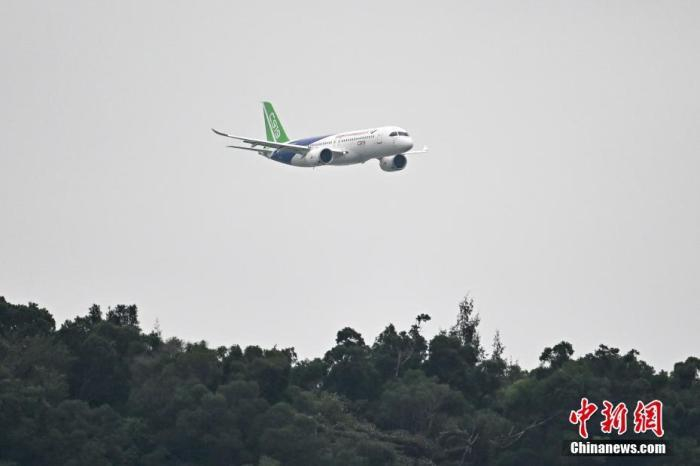 　　11月8日， C919大型客机在第十四届中国国际航空航天博览会开幕式进行飞行表演。&nbsp;中新社记者 陈骥旻 摄