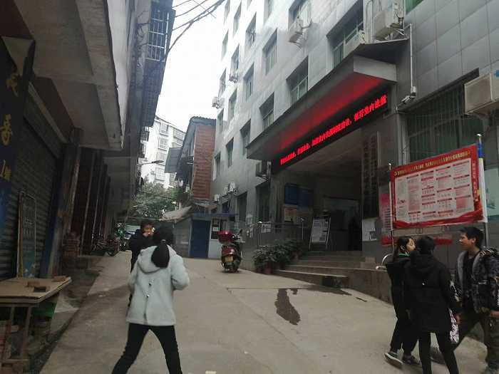 罐子镇卫生院门口已不见排队的患者。摄影：赵孟