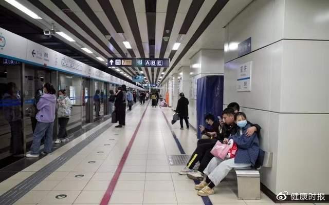 地铁10号线双井站内，部分正在候车的乘客未佩戴口罩。新京报记者 裴剑飞 摄