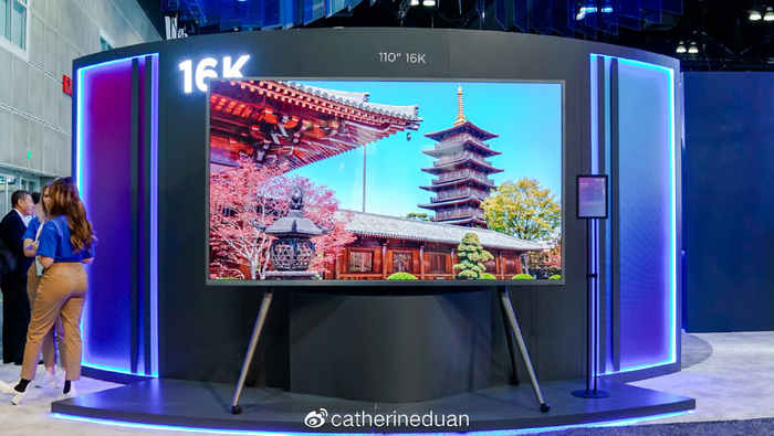 图为boe(京东方)全球首发的16k110寸显示屏