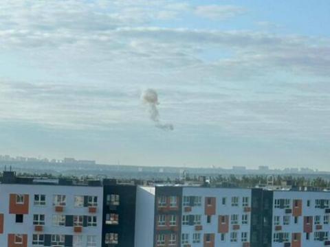 莫斯科住宅楼遭无人机袭击现场(社交平台截图)