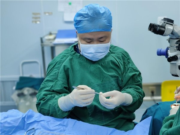 7岁男孩斜视,合肥瑶海普瑞眼科斜弱视专家胡盼为其改"斜"归正