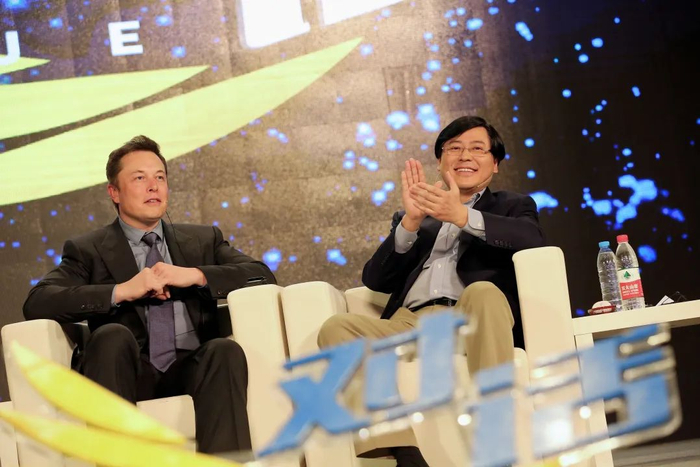 (马斯克与杨元庆共同参加行业活动.图源/视觉中国)