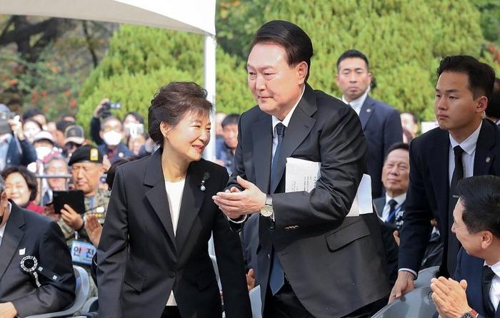 10月26日，在国立首尔显忠院，韩国总统尹锡悦（左二）出席前总统朴正熙44周年祭悼念仪式。 图源：韩媒