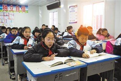 1月2日，青海省海东市民和回族土族自治县官亭镇中心学校的学生在上课。