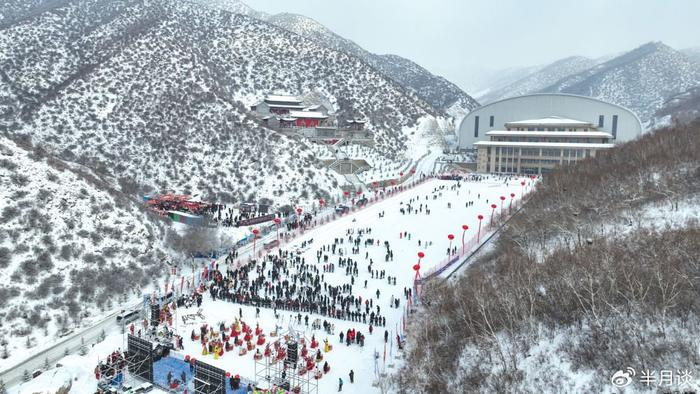  2023年12月30日，游客在内蒙古卓资县林胡古塞景区参观游玩（无人机照片）。新华社记者 贝赫 摄