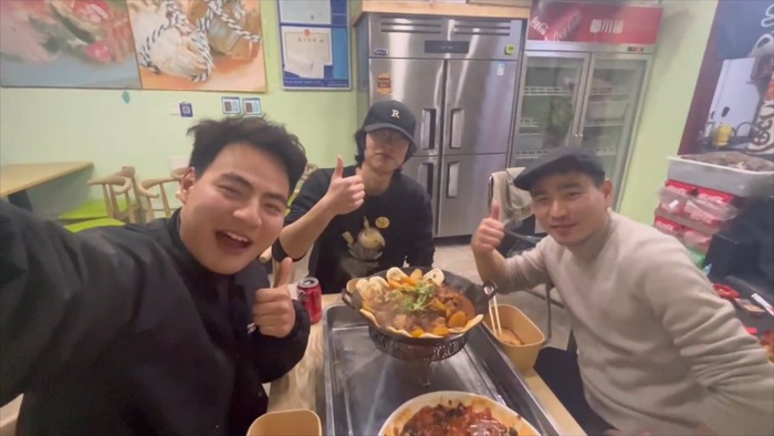  小扎在途中与朋友见面。图/受访者供图