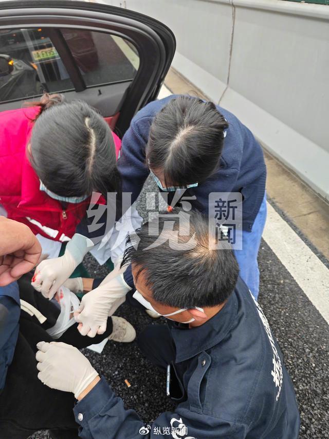 事发现场,急救责任主说念主员为受害东说念主包扎。(孙子见/供图)