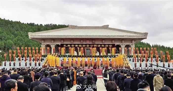  癸卯（2023）年清明公祭轩辕黄帝典礼在黄陵县桥山祭祀广场举行。 记者 母家亮摄（图片来源：公祭轩辕黄帝网）