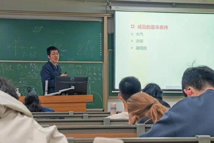  陈逸伦在课堂上。