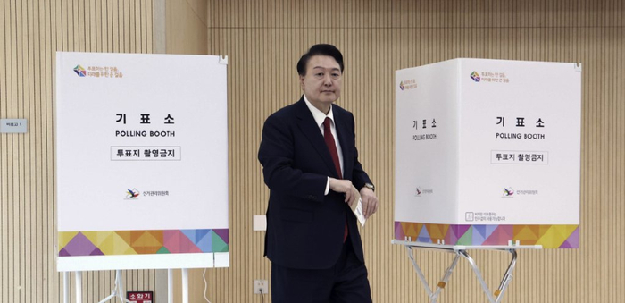  尹锡悦表示将虚心接受这次国会选举显现的民意，革新国政，为稳定经济和民生竭尽全力。（图：美联社）