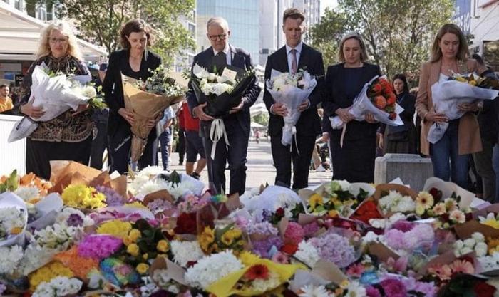  4月14日，澳洲总理、新南威尔士州长等官员，在悉尼遇袭商场外摆放鲜花悼念遇难者。