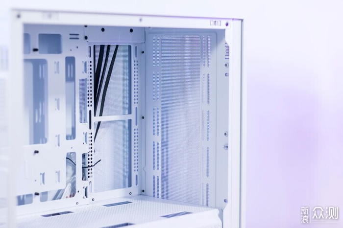 散热器,同时支持前中后下四个区域安装12cm或者14cm规格的散热风扇,在