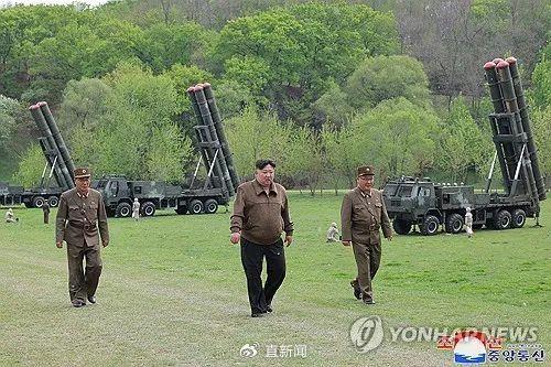据朝中社4月23日报道，朝鲜前一天在国家核武器综合管理体系——“核扳机”体系内进行超大型火箭炮发射训练，国务委员会委员长金正恩（居中）现场指导。图源：朝中社