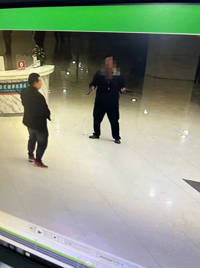  唐先生曾与嫌疑人对峙