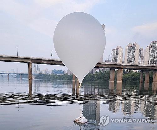 6月9日上午，在首尔汉江蚕室大桥附近发现了一只来自朝鲜的“垃圾气球”。图源：韩联社