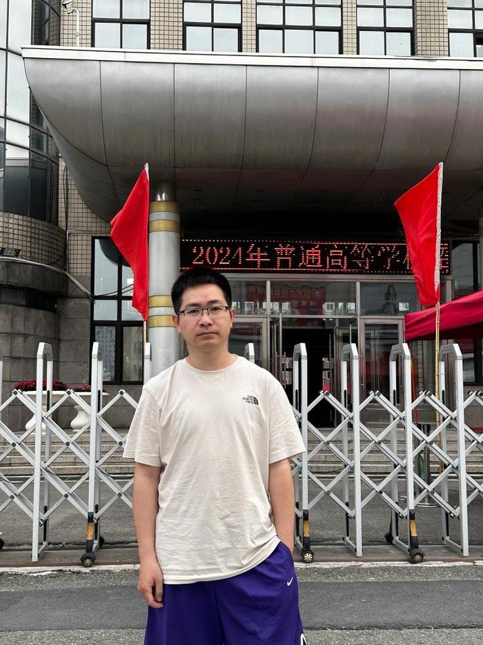 “重启人生：清华毕业生李龙的16年高考之旅”