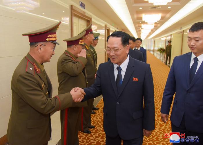 朝鲜金日成军事综合大学校长金琴哲7月8日率团访问俄罗斯，图为他在平壤机场和前来送行的将领握手。图源：朝中社