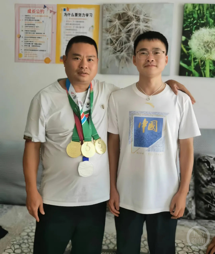 　谢瑜（右）与叔叔谢忠良合影。据毕节市广播电视台公众号