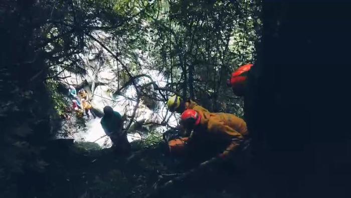 7月28日，消防人员和救援队将被困者固定在担架后拉上悬崖。受访者供图