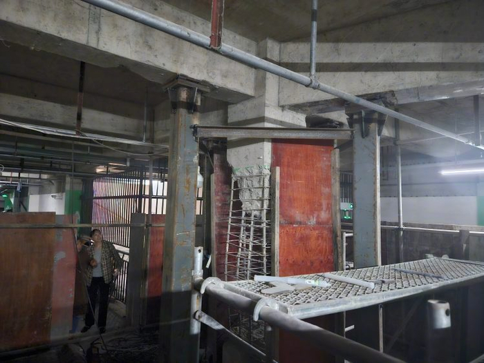 小区地下室承重柱被拆引发业主担忧。上游新闻记者 沈度 摄