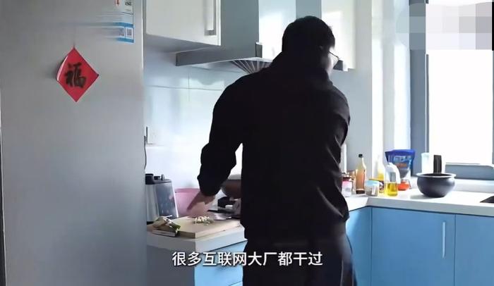 “帝哥”自称在多个外卖平台担任高管,牵头制定骑手管理处罚制度。