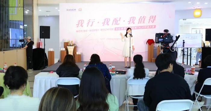 年龄横跨30+到60+，妈妈们用脱口秀分享自己的故事