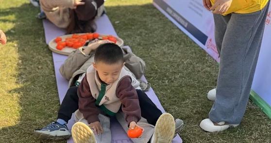 是什么让家长们纷纷主动来“躺平”？指导科学育儿，这场公益活动今年人气更火爆