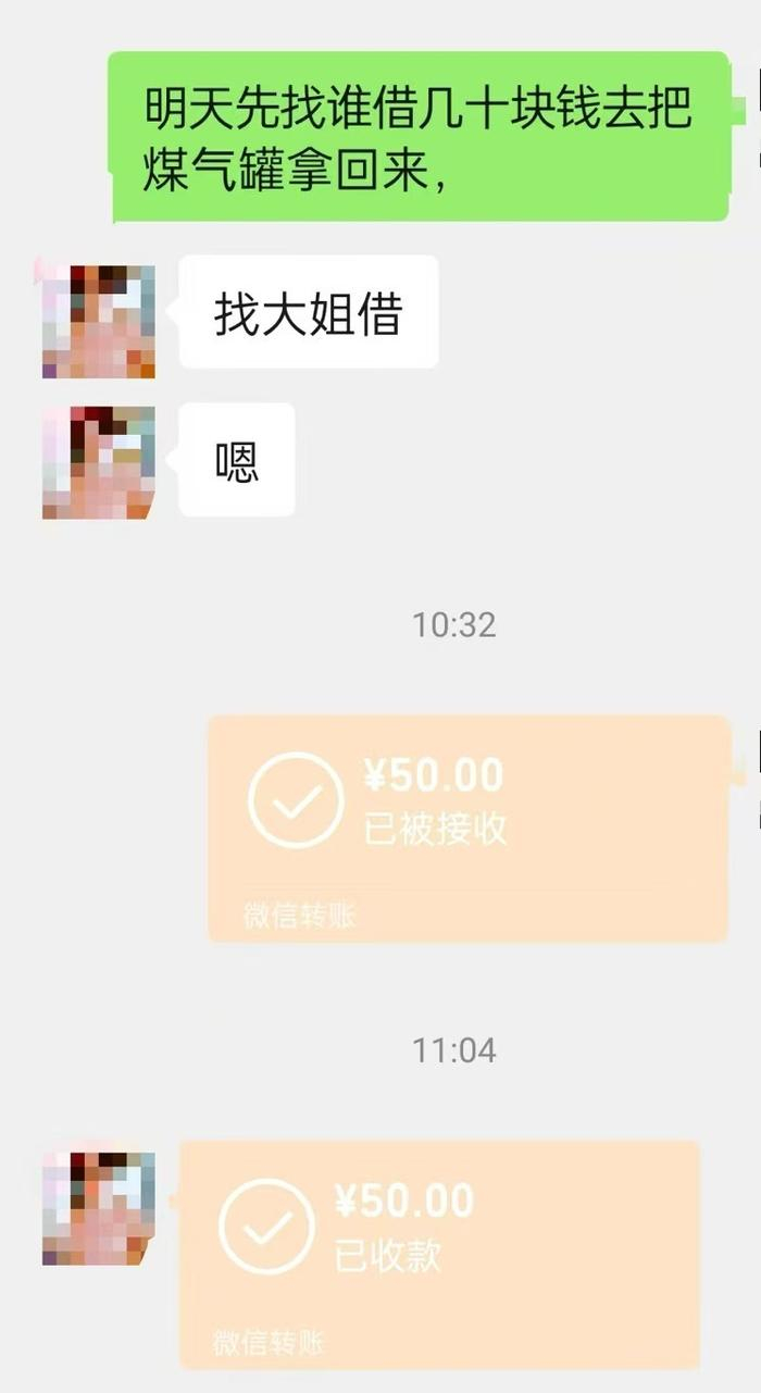 知情人士:她一月前腿骨折,拖欠了房租,饭钱都没有,被迫出摊还被抓了