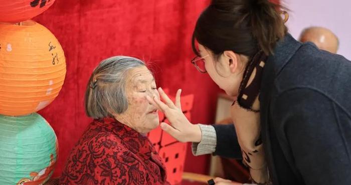 岁月为证，情长如初！定格一份属于暮年的爱恋→