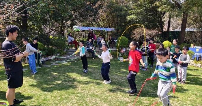 大手牵小手，快乐共成长