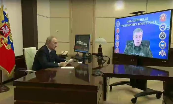格拉西莫夫通过视频连线向普京汇报的画面 图源：俄媒视频截图