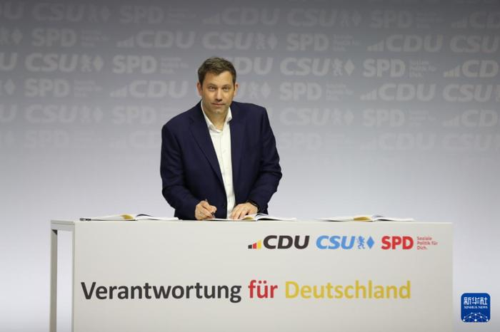 5月5日，在德国柏林，德国社民党联合领导人拉尔斯·克林拜尔签署联合执政协议。
