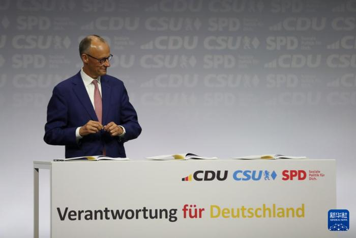 5月5日，在德国柏林，德国联盟党总理候选人弗里德里希·默茨签署联合执政协议。