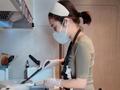 女子穿瑜伽裤上门做饭月入2万，真炒菜还是真炒作｜大象夜读