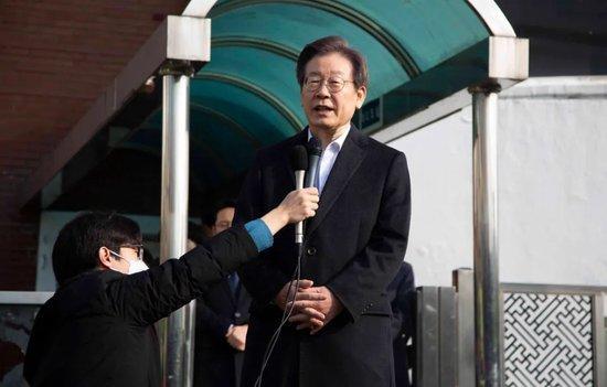 2024年1月10日,韩国最大在野党党首李在明从首尔大学医院出院时发表讲话。新华社发(全休相摄)