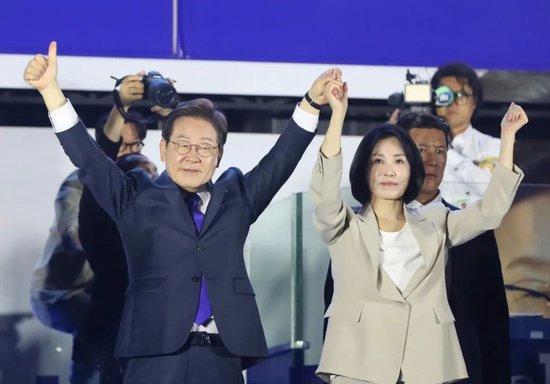 6月4日凌晨,李在明携夫人金惠京在首尔国会前挥手。 新华社记者 姚琪琳 摄