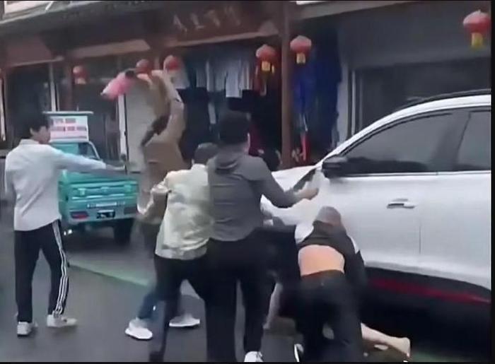 事发现场（视频截图）