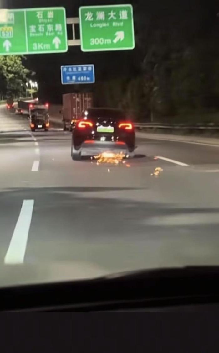 特斯拉汽车爆胎带着火花疾行