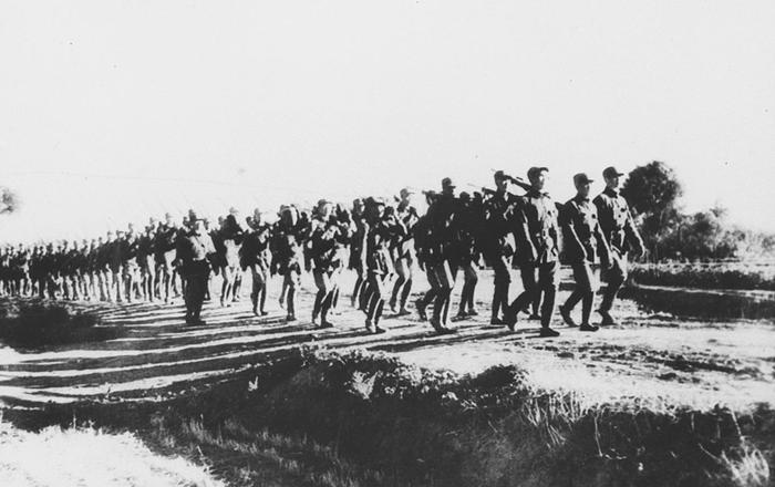 1937年秋,八路军部队日夜兼程向华北抗日前线挺进。新华社发(资料照片)