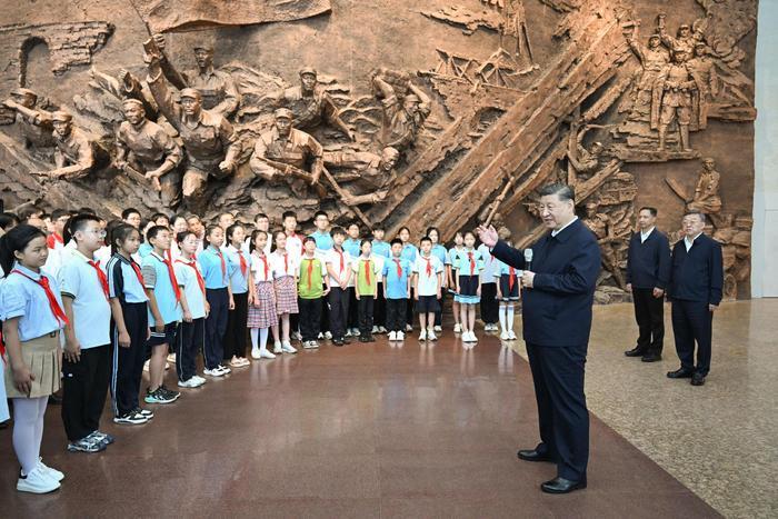 2025年7月7日下午,中共中央总书记、国家主席、中央军委主席习近平在山西省阳泉市考察。这是习近平在百团大战纪念馆同前来参观的青少年学生和纪念馆工作人员亲切交流。新华社记者 谢环驰 摄