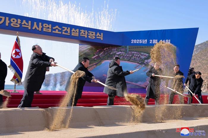2025年2月,朝鲜乐园郡浅海养殖事业所建设的开工典礼现场。朝中社