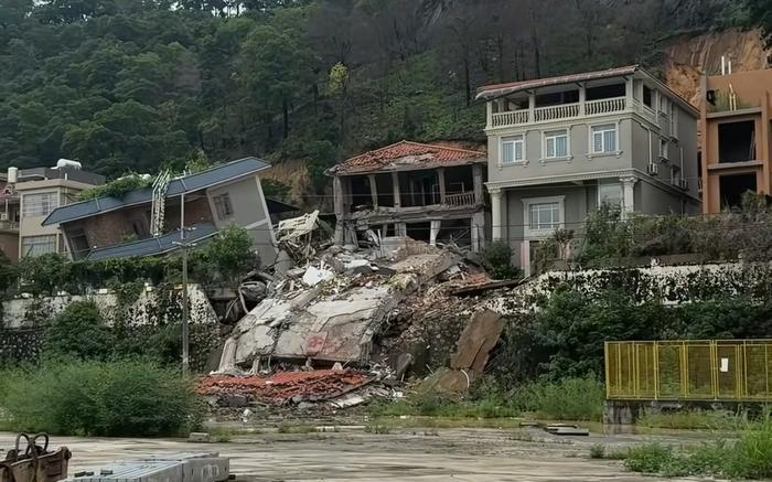 8月6日，广州市白云区大源街大源村黄庄片区遭遇山体滑坡，房屋垮塌，人员被困。 网传视频截图8月6日，广州市白云区大源街大源村黄庄片区遭遇山体滑坡，房屋垮塌，人员被困。 网传视频截图